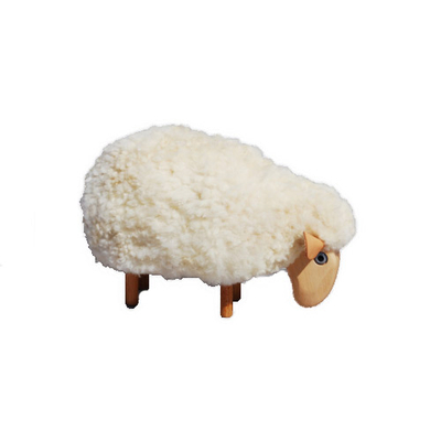 petit-mouton-deco-qui-broute-fond-blanc
