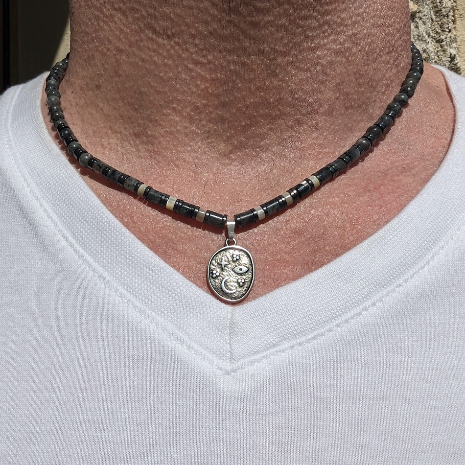 Collier-homme-tour-de-cou-pendentif-perles-pierre-naturelle-surfeur