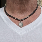 Collier-homme-tour-de-cou-pendentif-perles-pierre-naturelle-surfeur