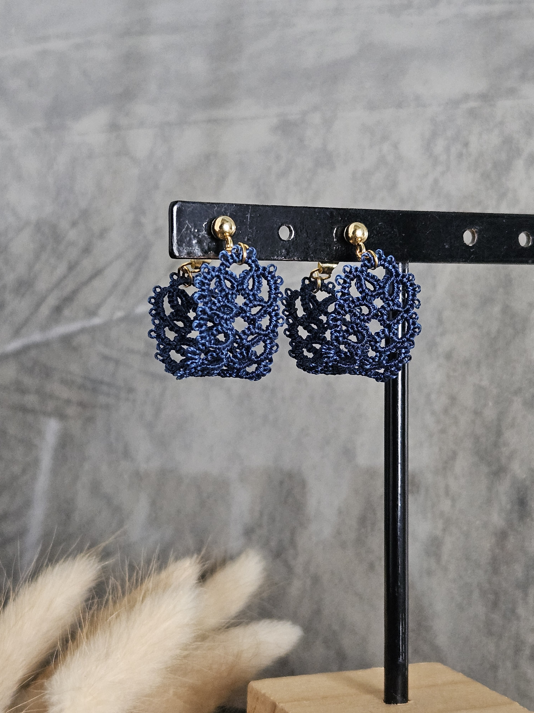 boucles-oreilles-miren-sofrivole-dentelle-frivolite-bleu-nuit