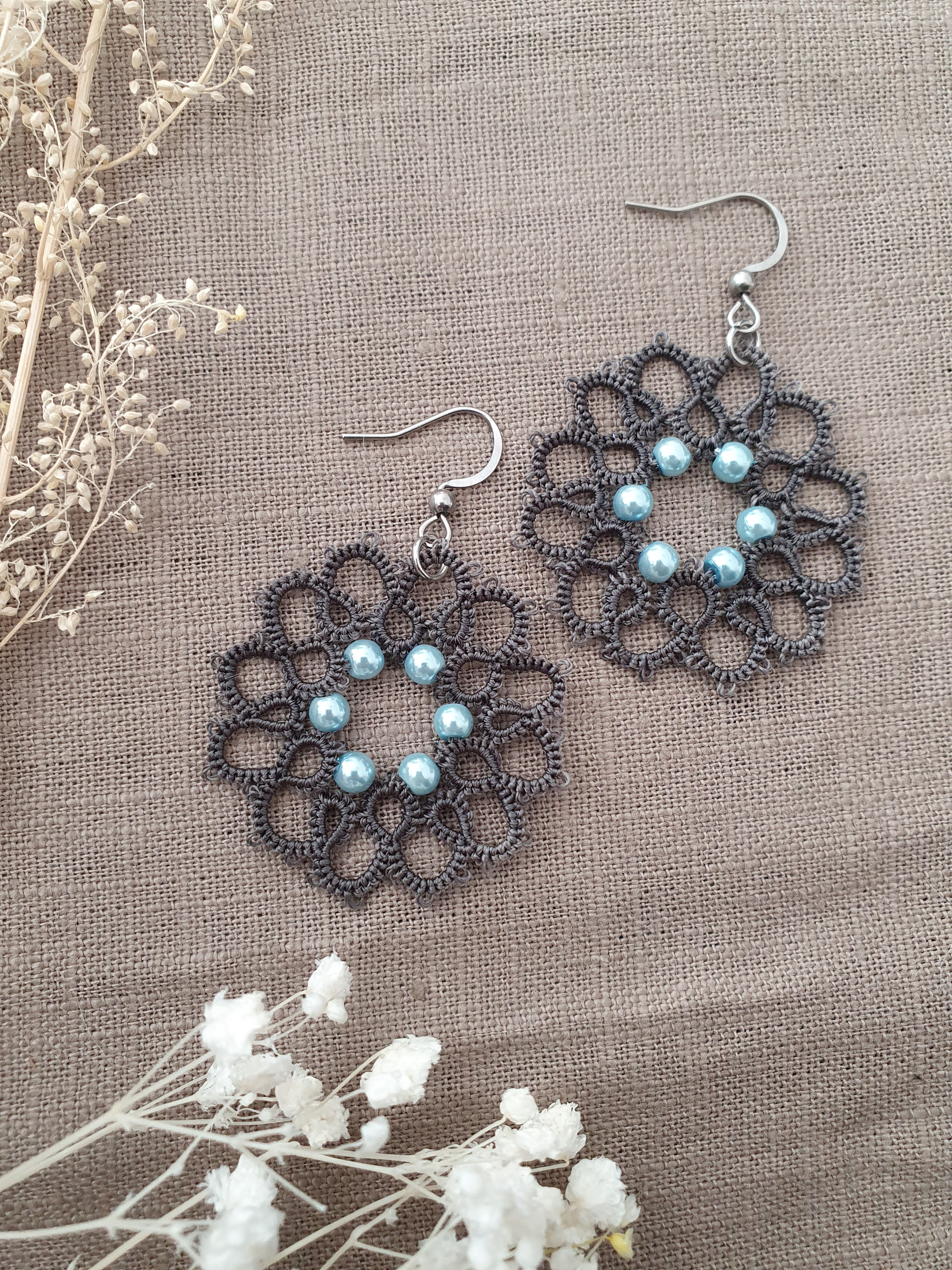 Boucles NAHIA perles nacrées de SO Frivole Fer et bleu