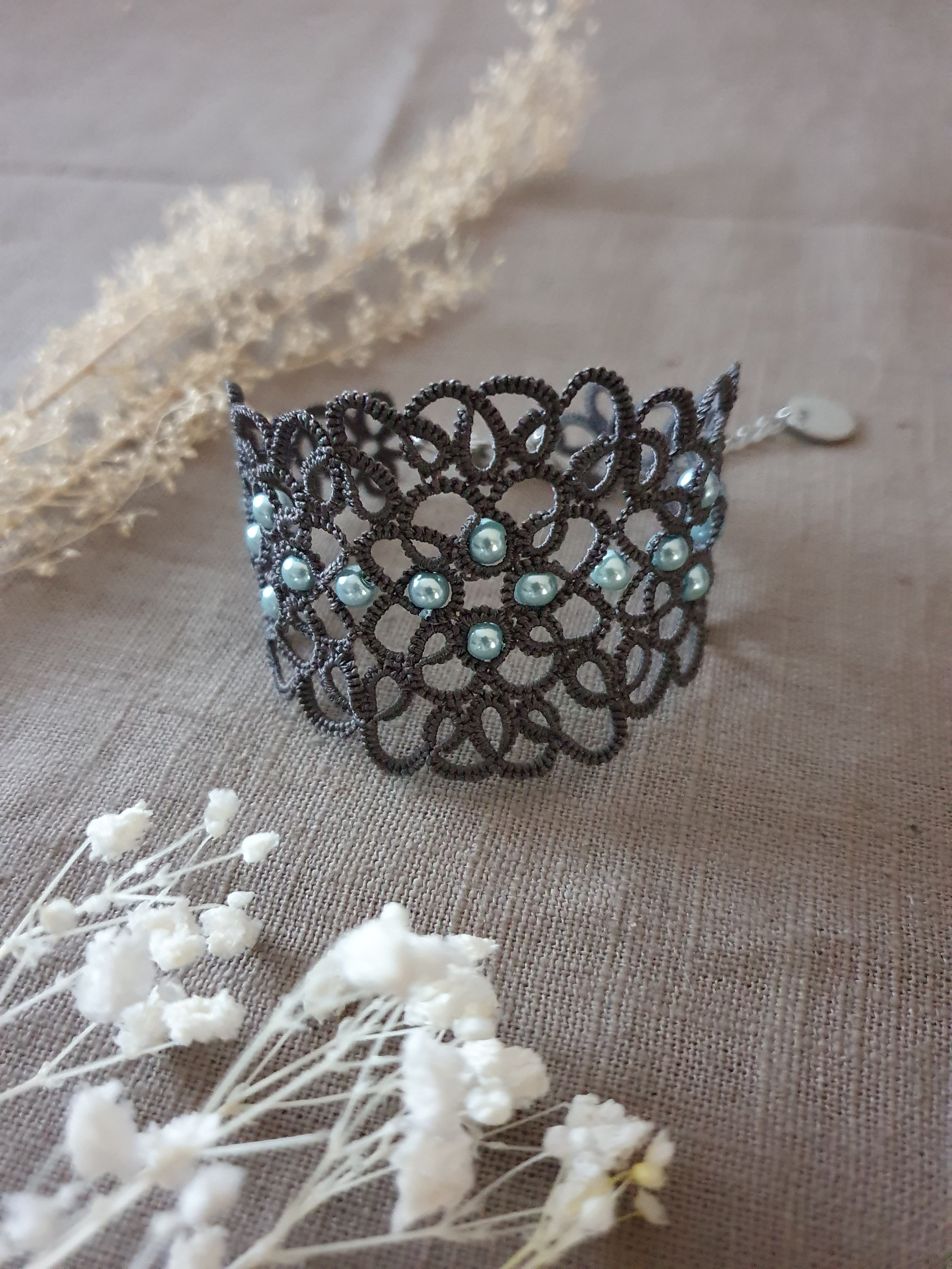 Bracelet AINARA de SO Frivole Gris fer et nacrées bleues