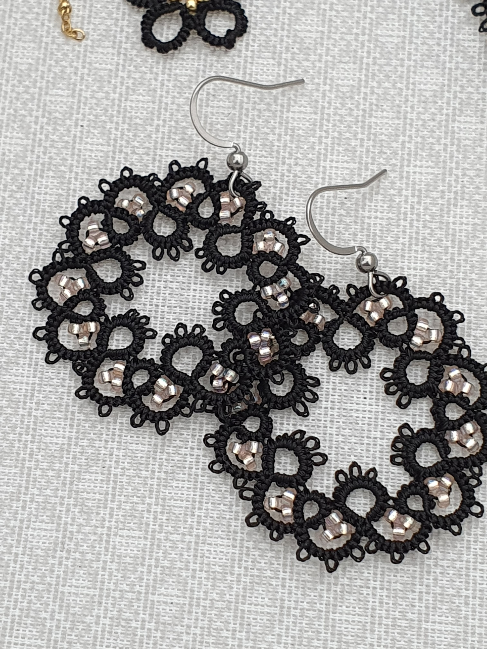 Boucles d'oreilles NAHIA Rocailles de SO Frivole noir
