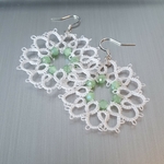 Boucles doreilles NAHIA Perles de verre de SO Frivole Blanc et vert