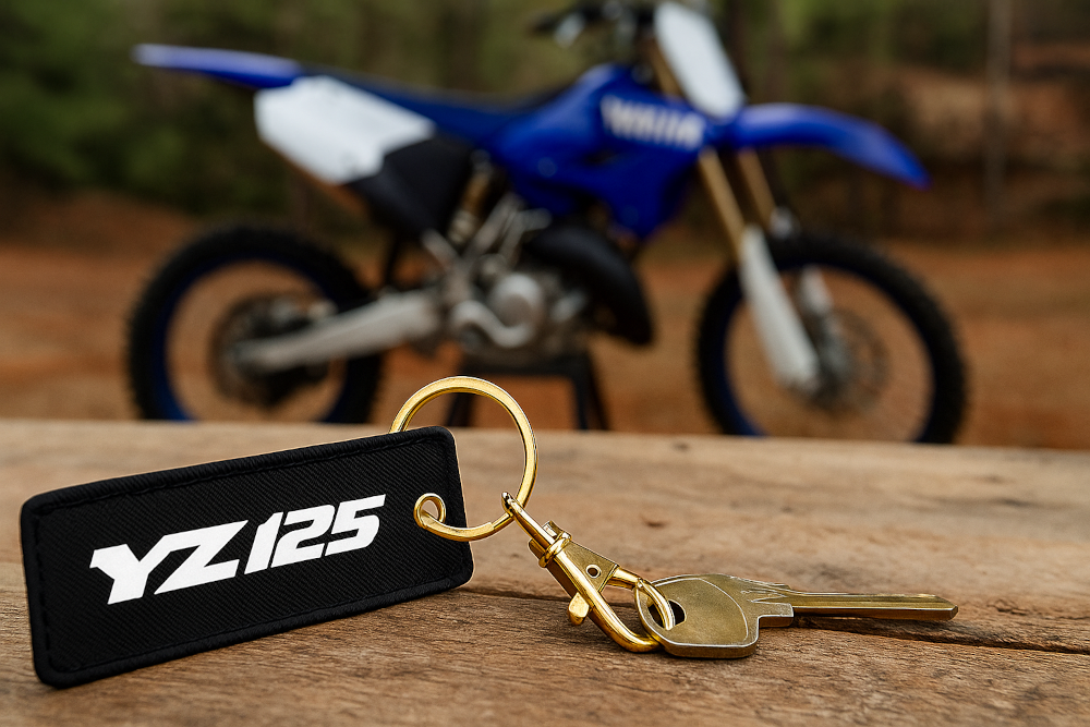 Porte-clés YZ125 avec moto derrière