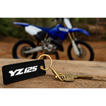 Porte-clés YZ125 avec moto derrière