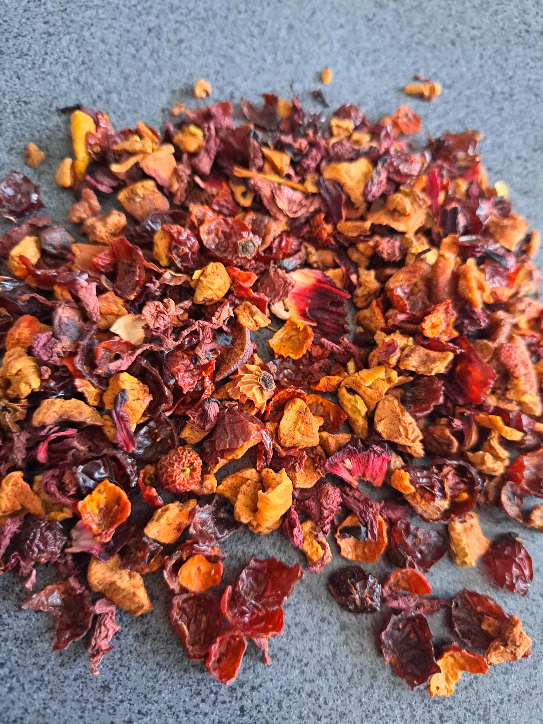 Infusion aux fruits pomme, poire et prune en gros plan