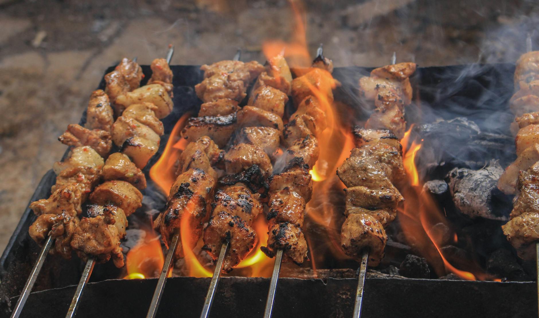 Viandes Grillées Sur Brochettes