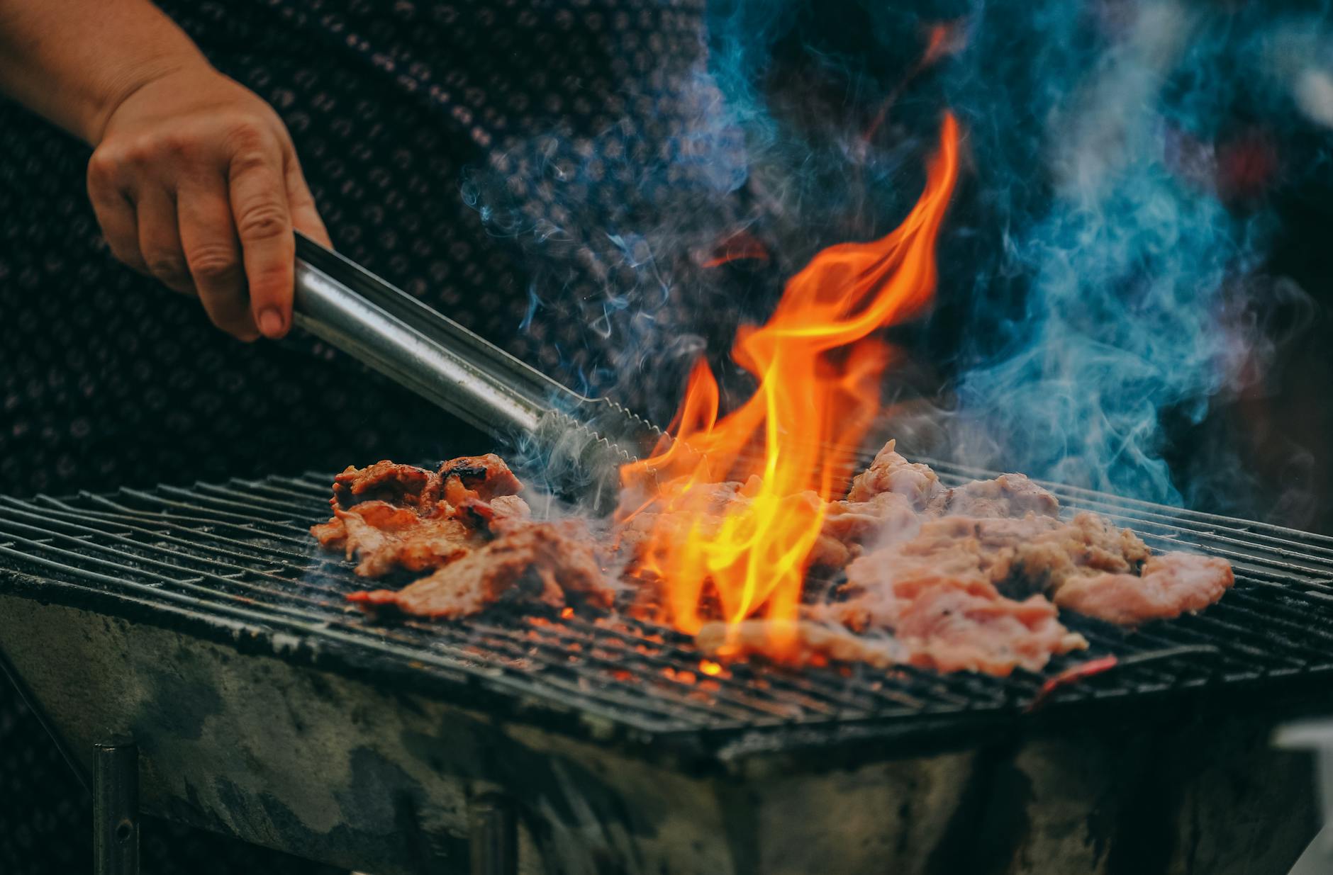 Photo En Gros Plan Dun Homme Faisant Cuire De La Viande