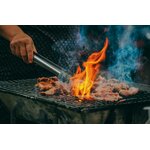 Photo En Gros Plan Dun Homme Faisant Cuire De La Viande