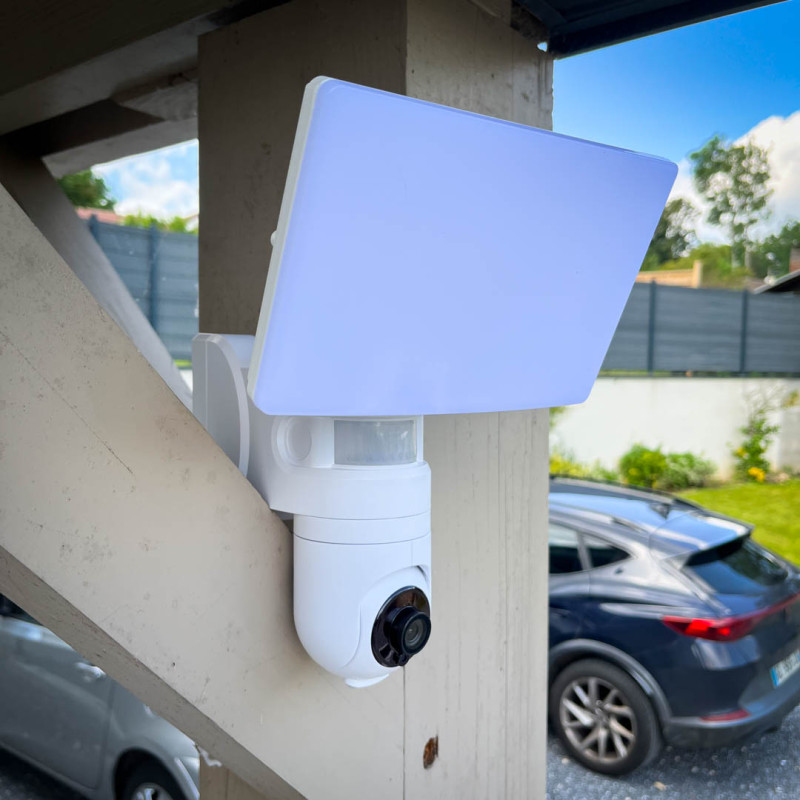 projecteur-mural-connecte-avec-camera-integree-kozii-2000-lumens-detecteur-de-mouvement-cct (1)