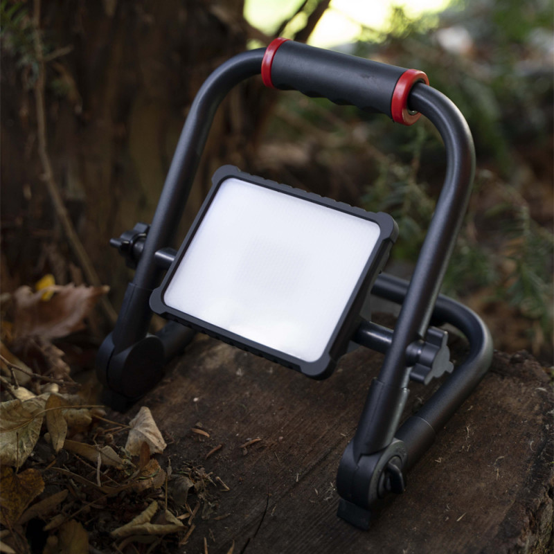projecteur-led-sans-fil-ultra-plat-700-lumens-rechargeable