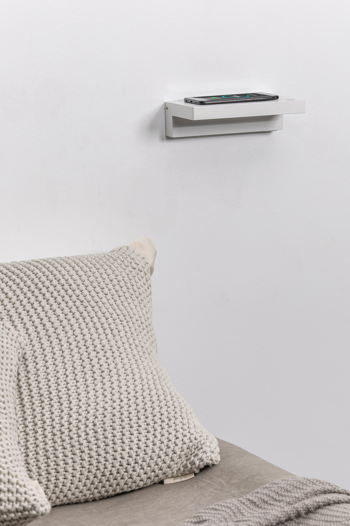 PR28844BI10260_64030_WELL_APLIQUE_BLANCO_INDUCCION_USB_7W_2700K_SZ4