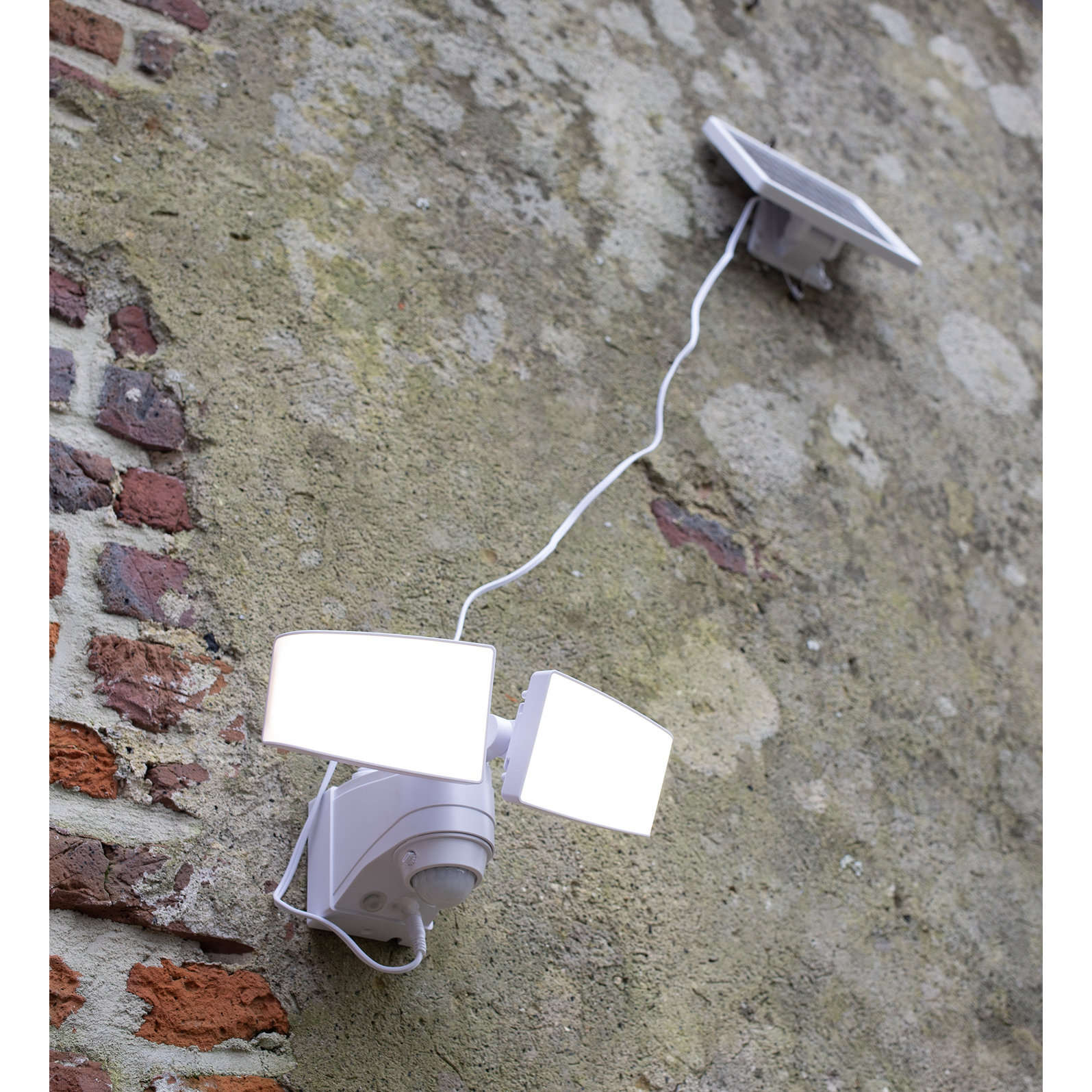 projecteur-blanc-solaire-led-10w-685lm-avec-panneau-solaire-deporte-et-detecteur-de-mouvement-10w