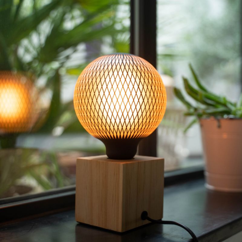ampoule-deco-led-filament-aspect-filet-noir-g125-culot-e27-4w-cons-2700k-blanc-chaud