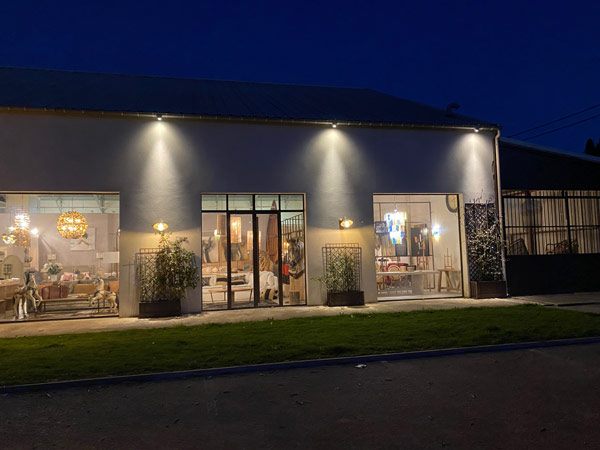 eclairage-gouttiere-facade-magasin-maison-1-1