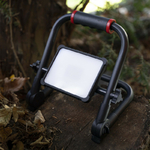projecteur-led-sans-fil-ultra-plat-700-lumens-rechargeable