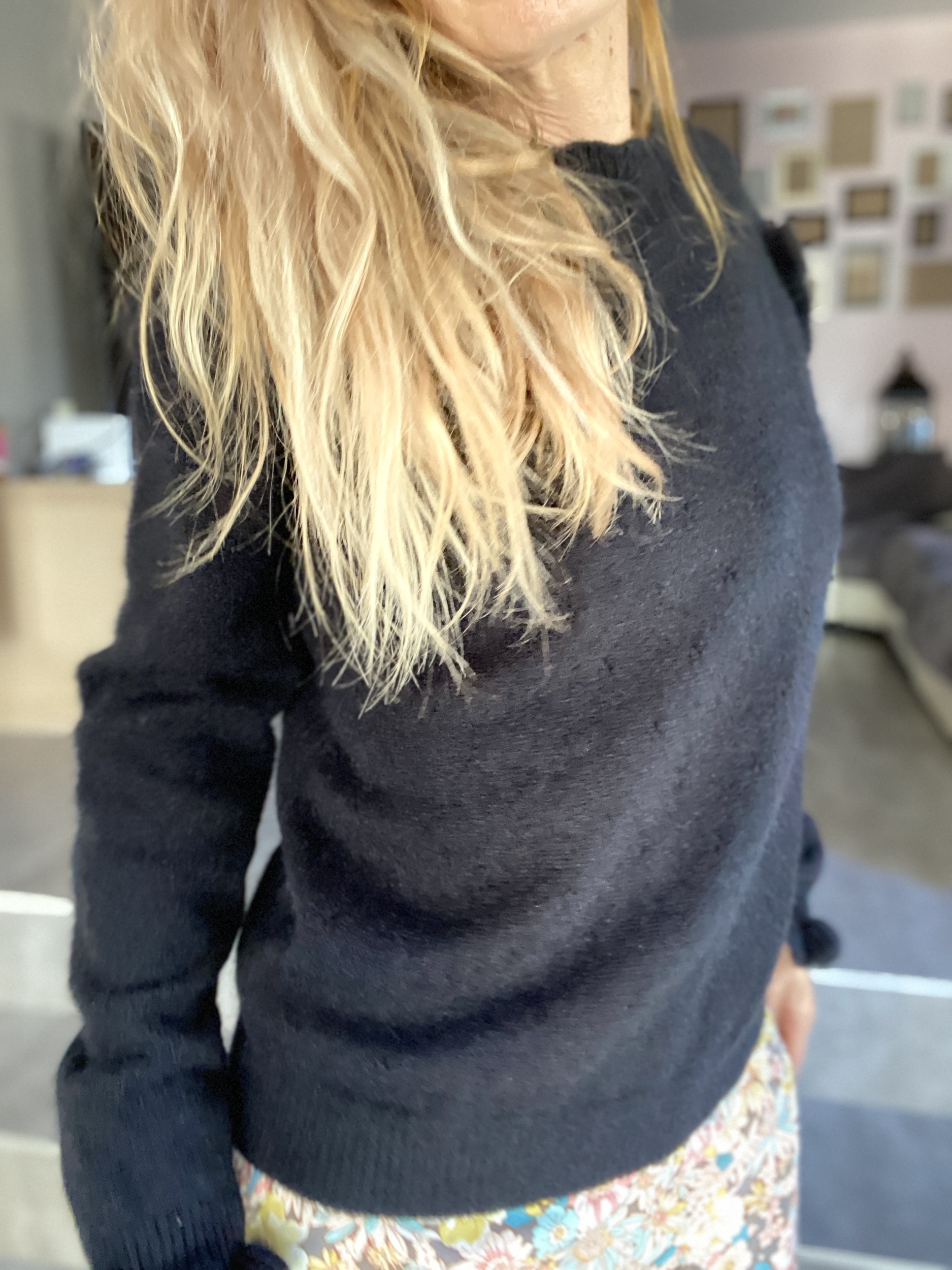 pull noir en maille décolleté dos