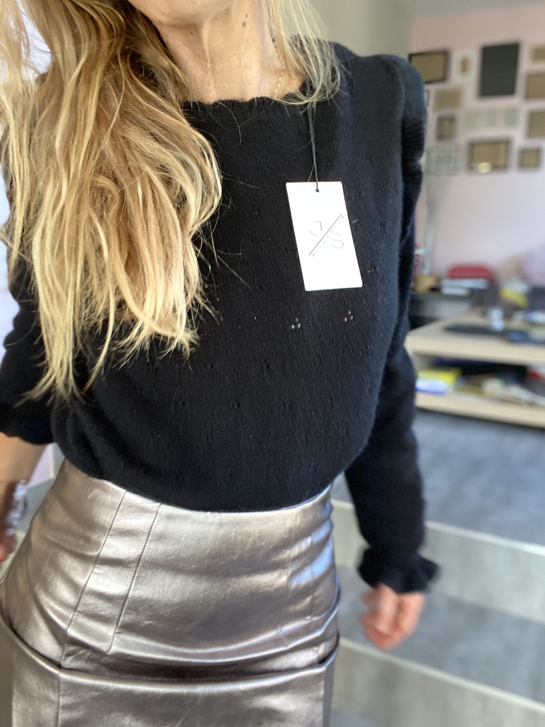 pull noir en maille décolleté dos