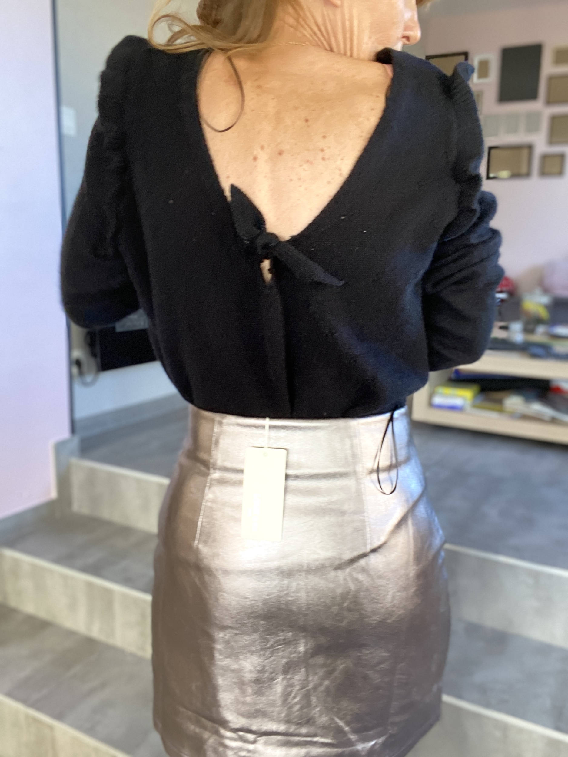 pull noir en maille décolleté dos