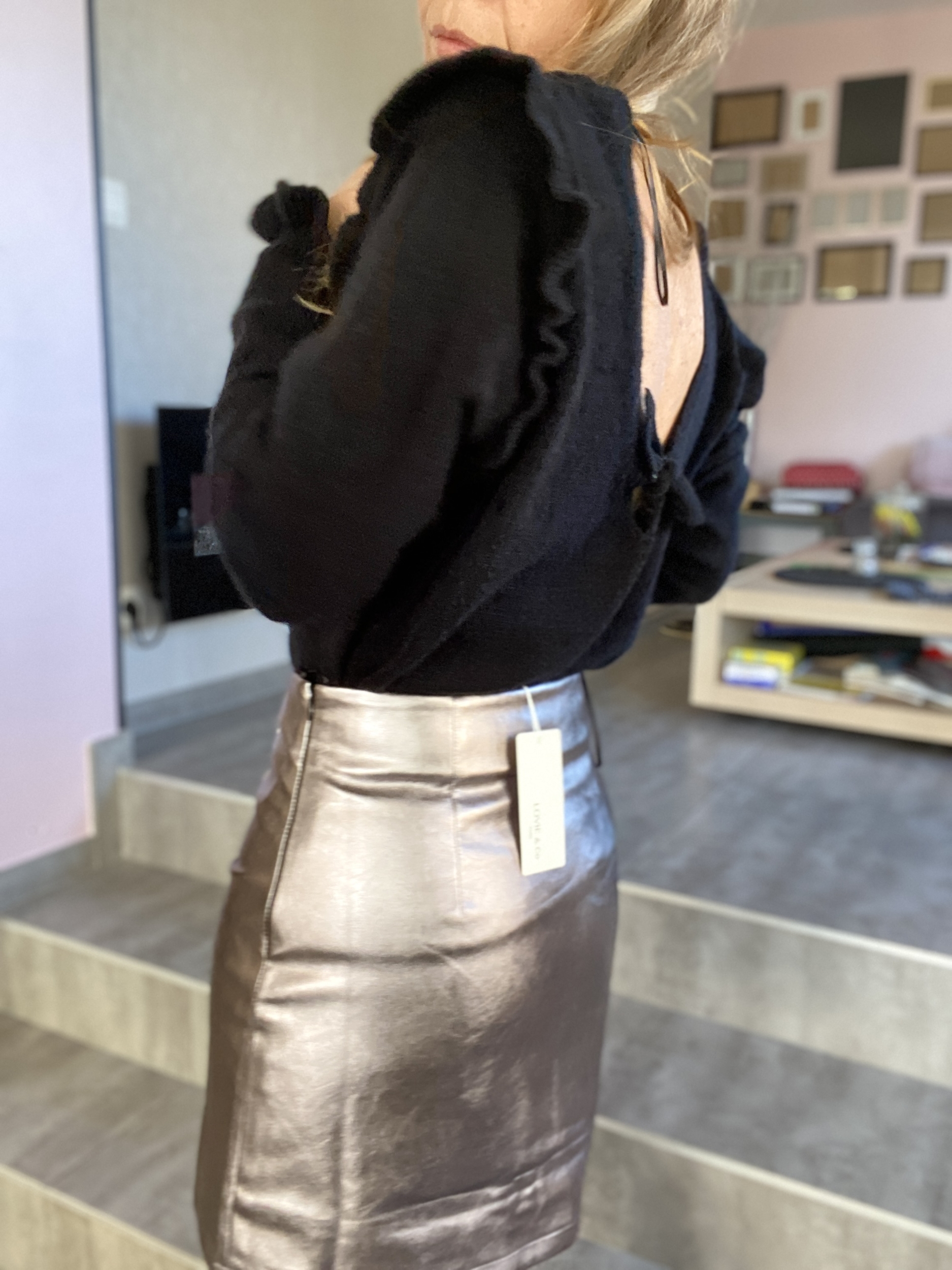 pull noir en maille décolleté dos