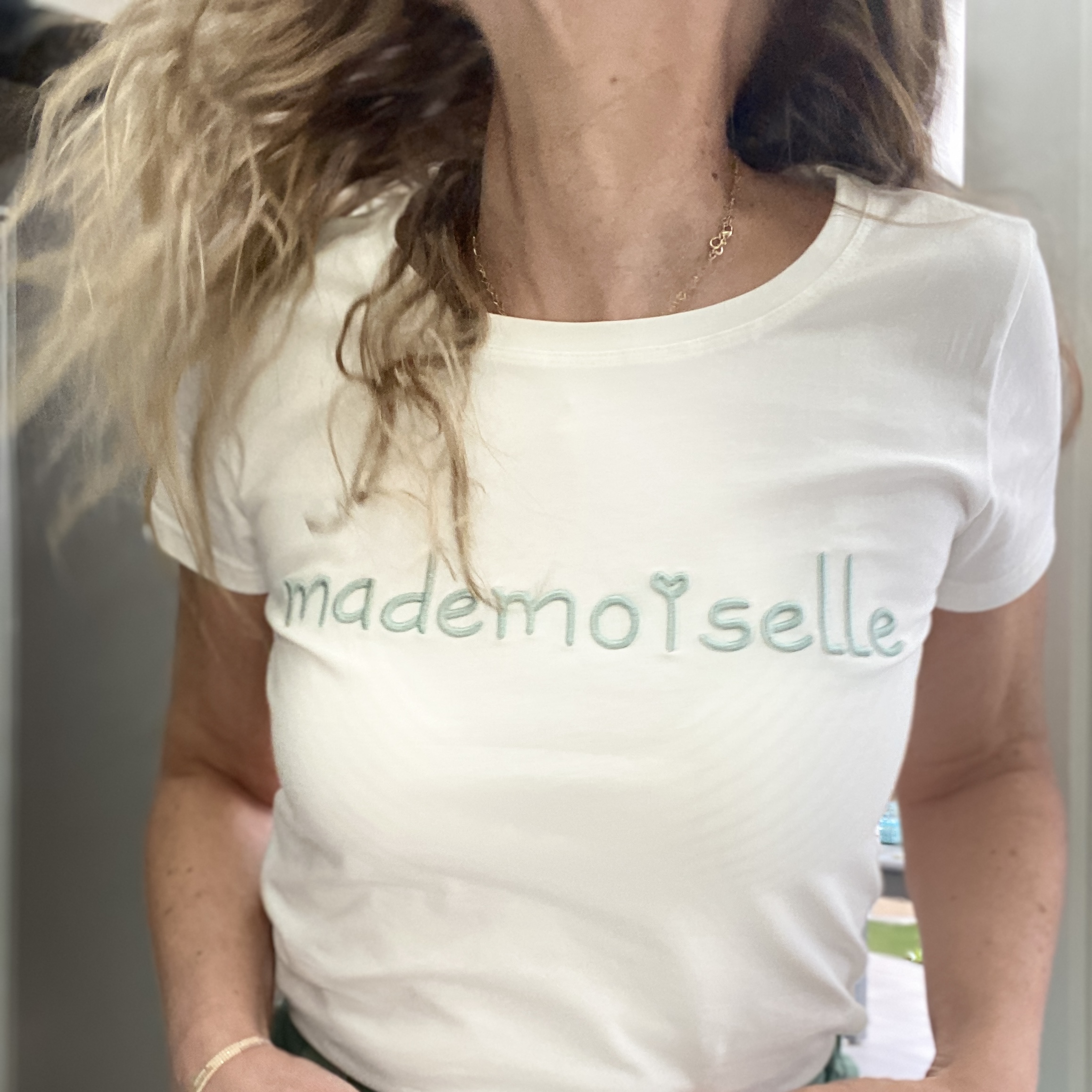 Tee-shirt blanc avec texte brodé en vert clair « mademoiselle »