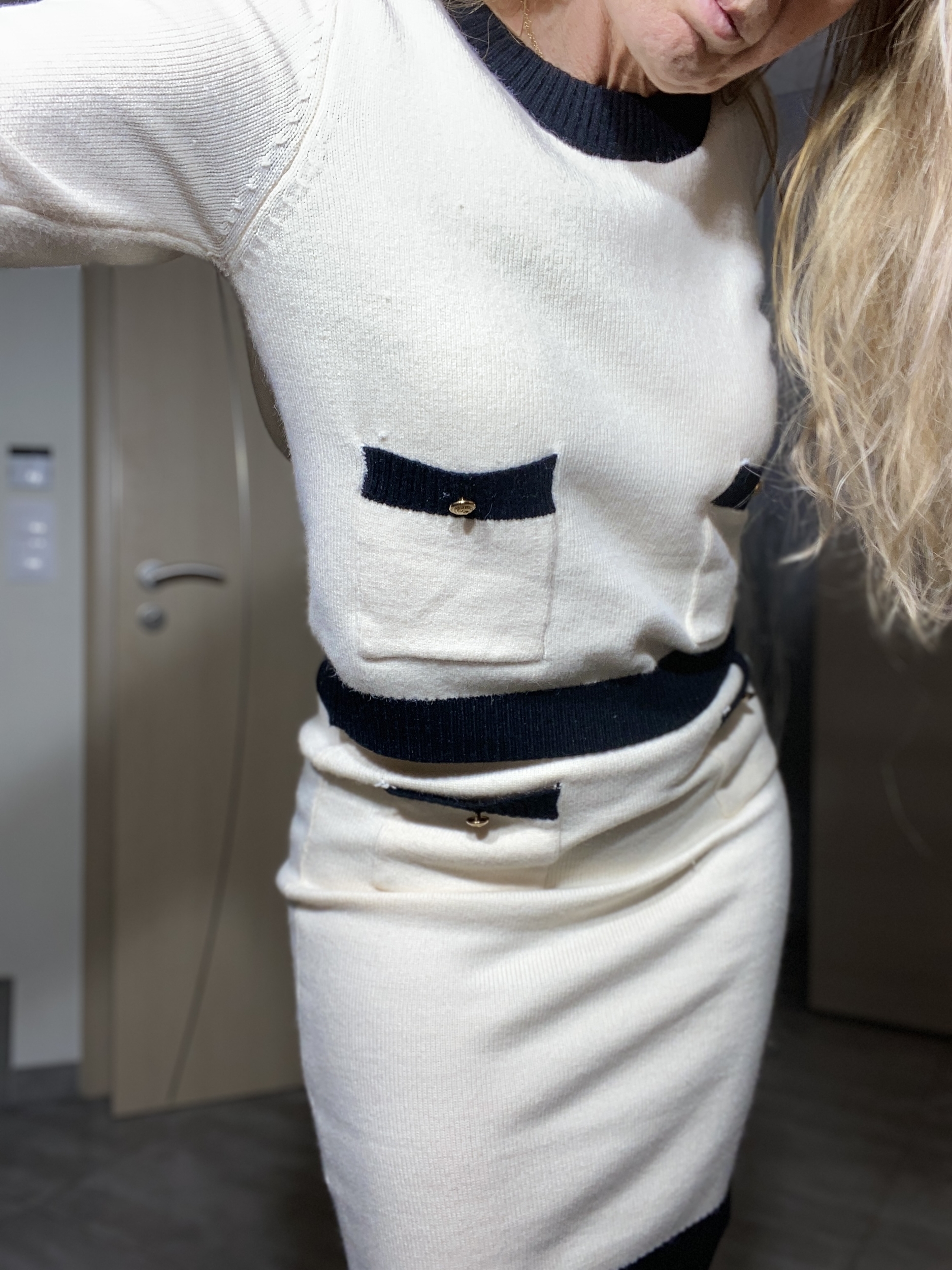 Ensemble pull-jupe beige et noir et maille