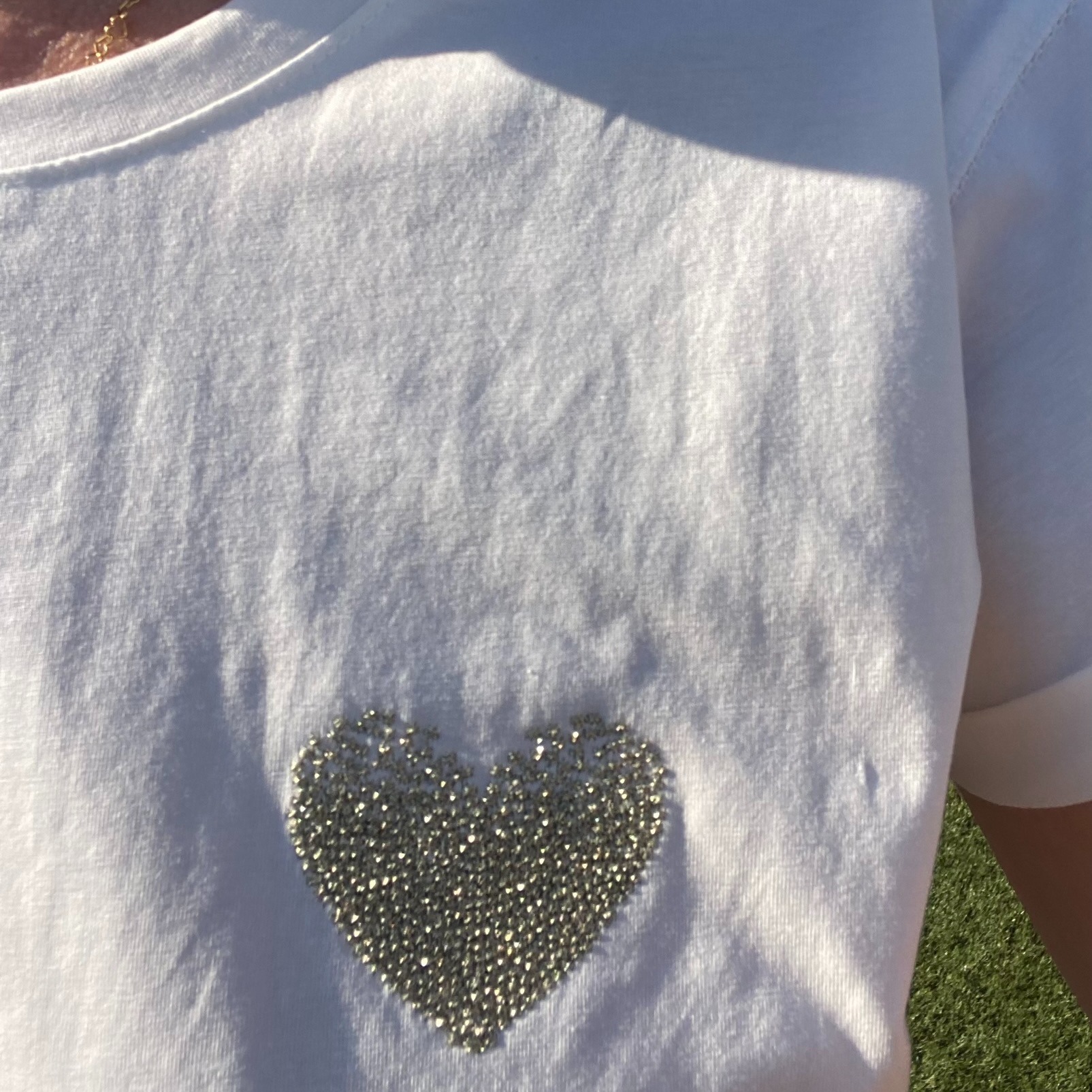LOVE II - Tee-shirt blanc avec un cœur doré dégradé brodé