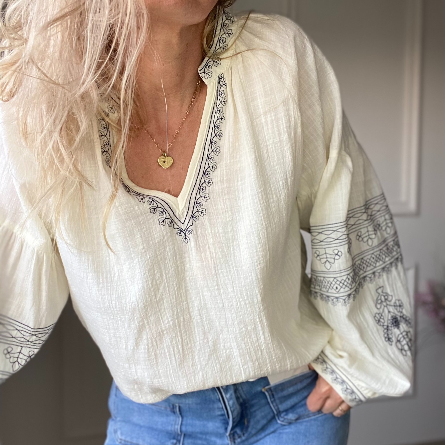 blouse peacenlove beige broderie bleu marine (12)