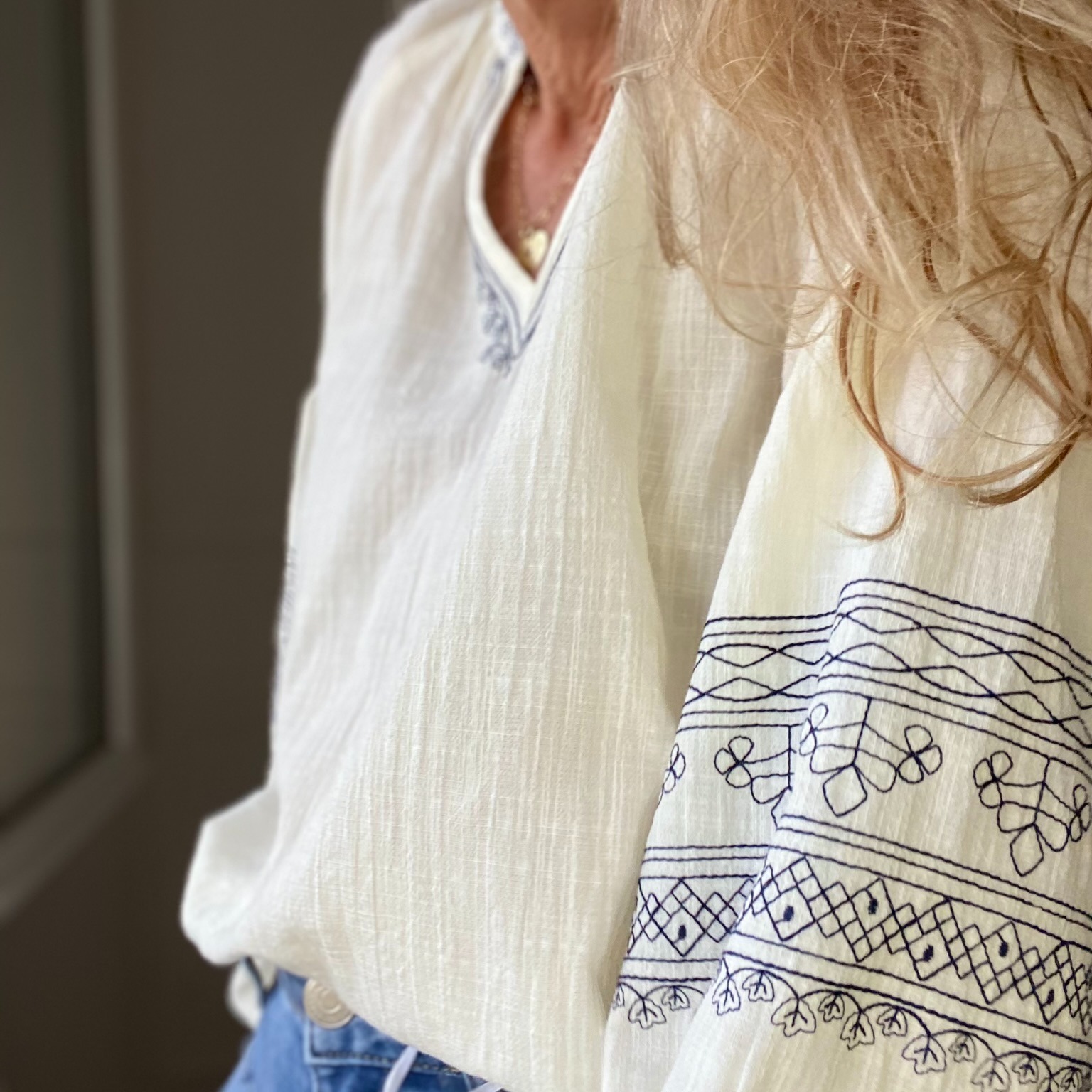 blouse peacenlove beige broderie bleu marine (16)