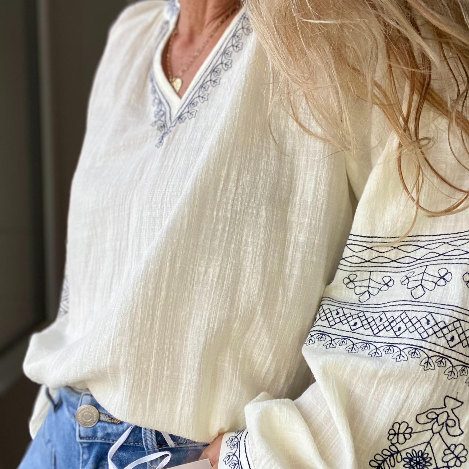 blouse peacenlove beige broderie bleu marine (20)