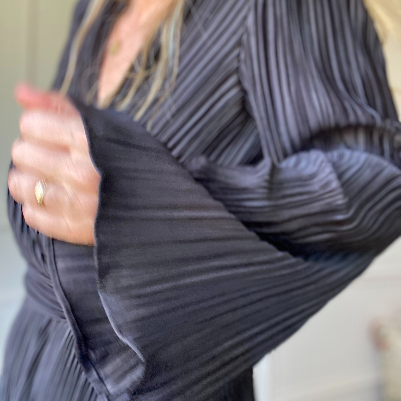 robe noire plissée peace nlove cache-coeur (4)