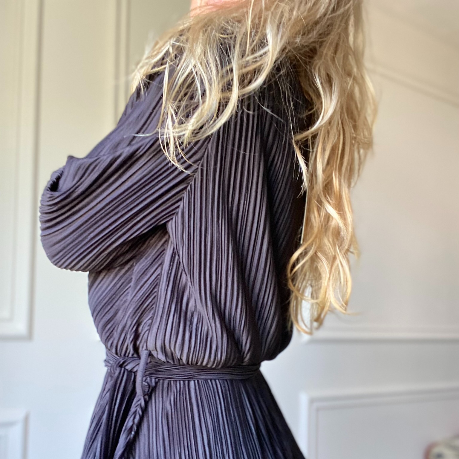 robe noire plissée peace nlove cache-coeur (7)