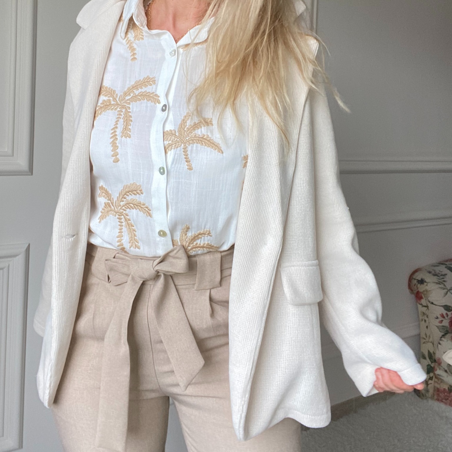 pantalon beige chemise palmier