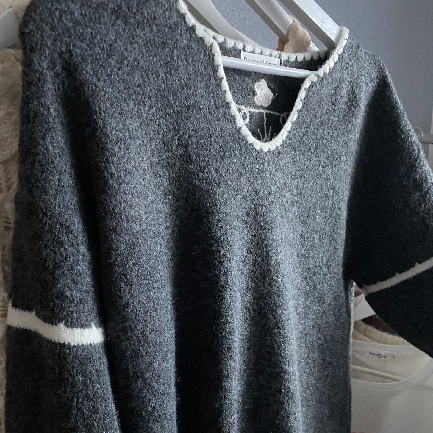 PULL TOUT DOUX PEACE NLOVE BRODERIE FLEURS DOS GRIS ECRU (6)