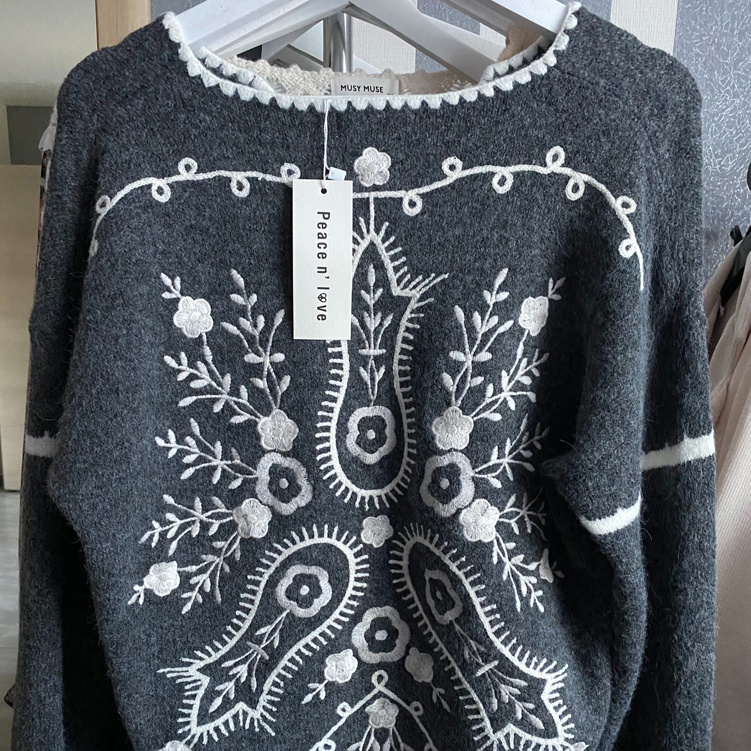 PULL TOUT DOUX PEACE NLOVE BRODERIE FLEURS DOS GRIS ECRU (3)