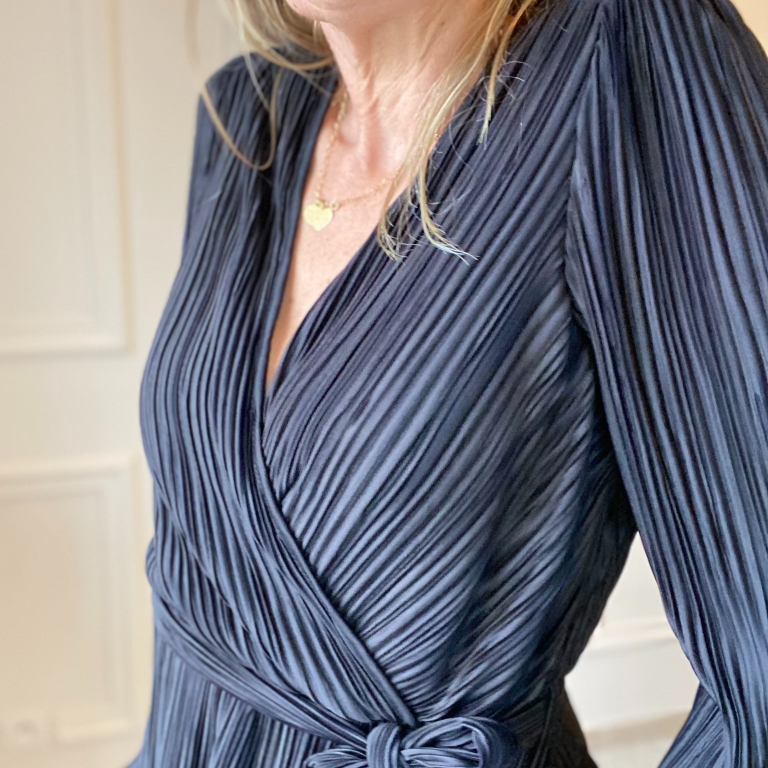robe noire plissée peace nlove cache-coeur (4)