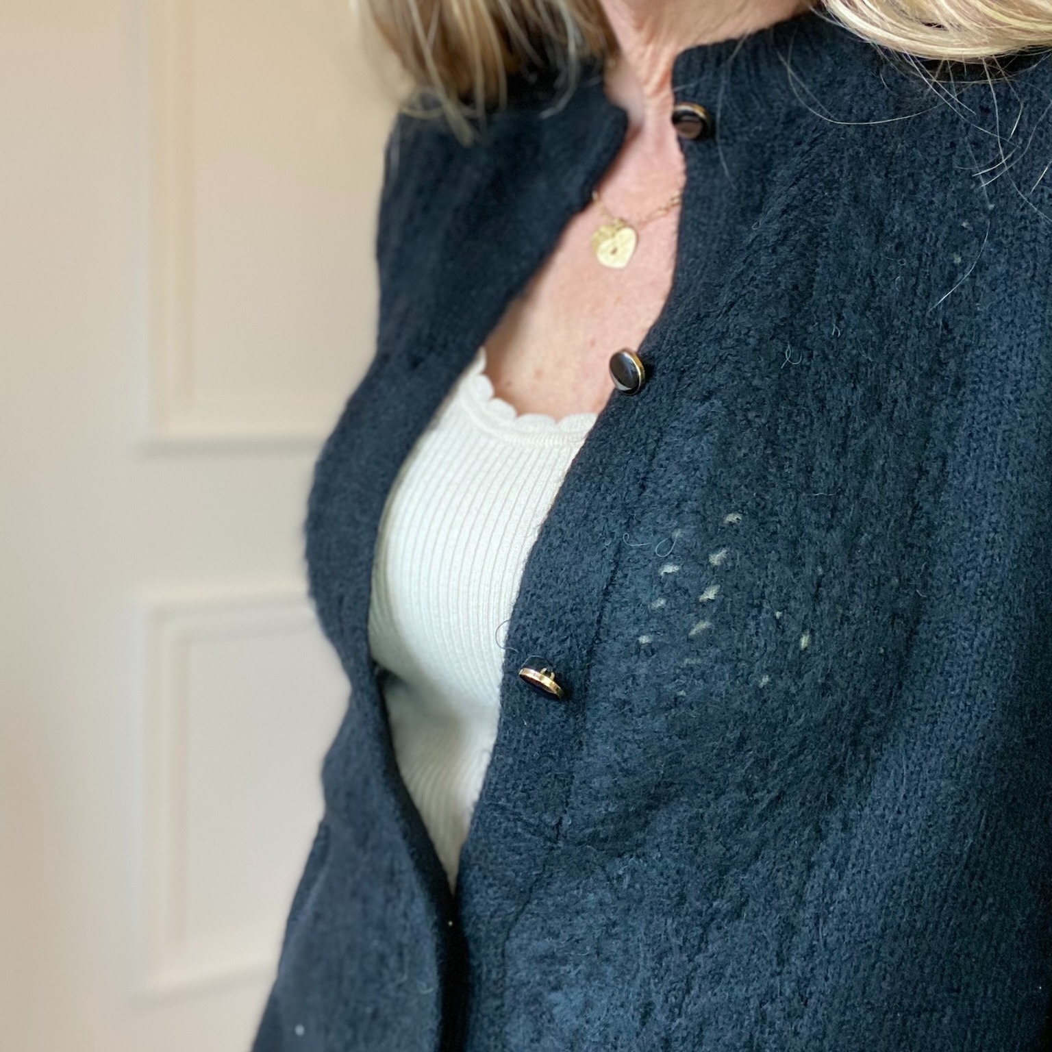 cardigan noir en maille ajouree tout doux peacenlove (1)