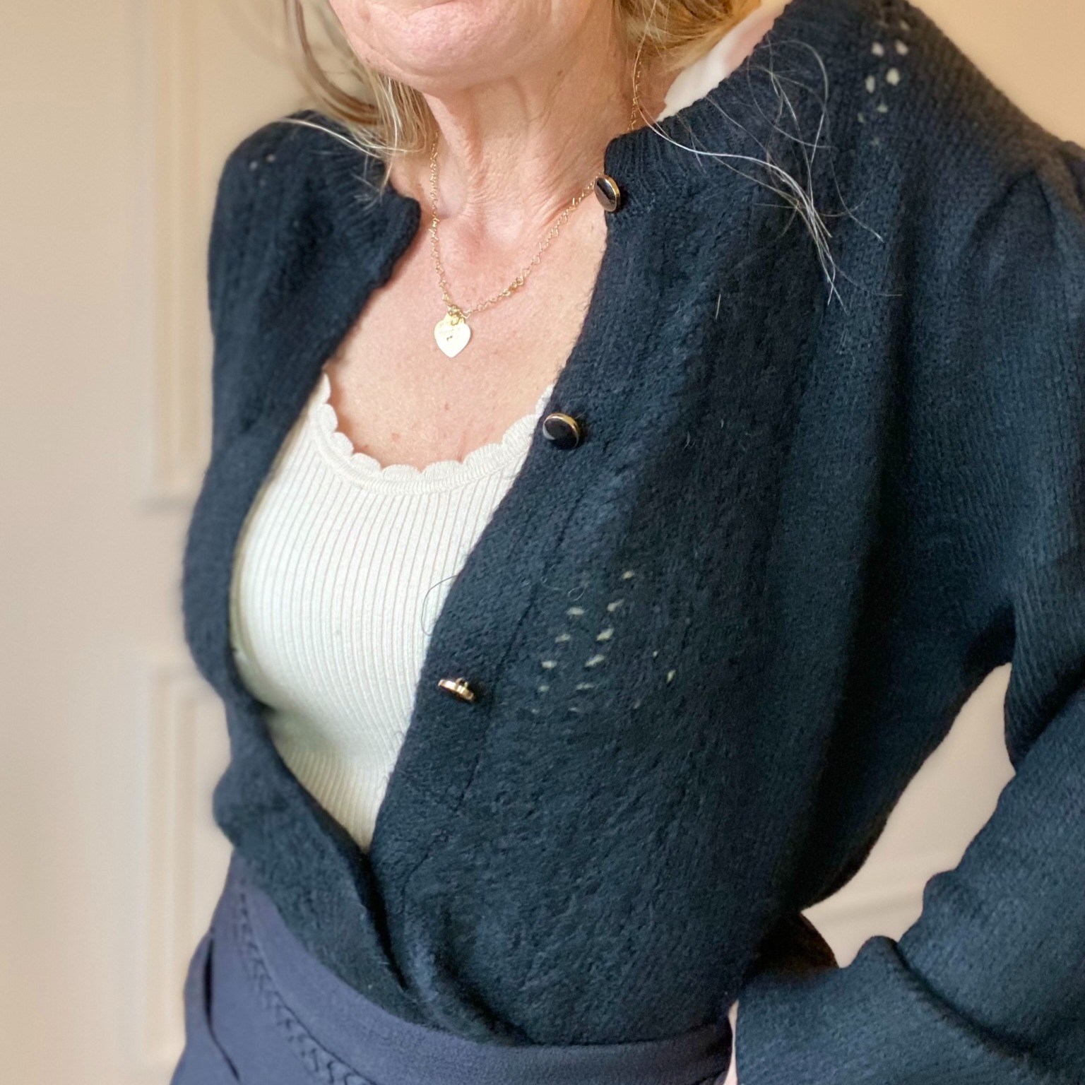 cardigan noir en maille ajouree tout doux peacenlove (5)