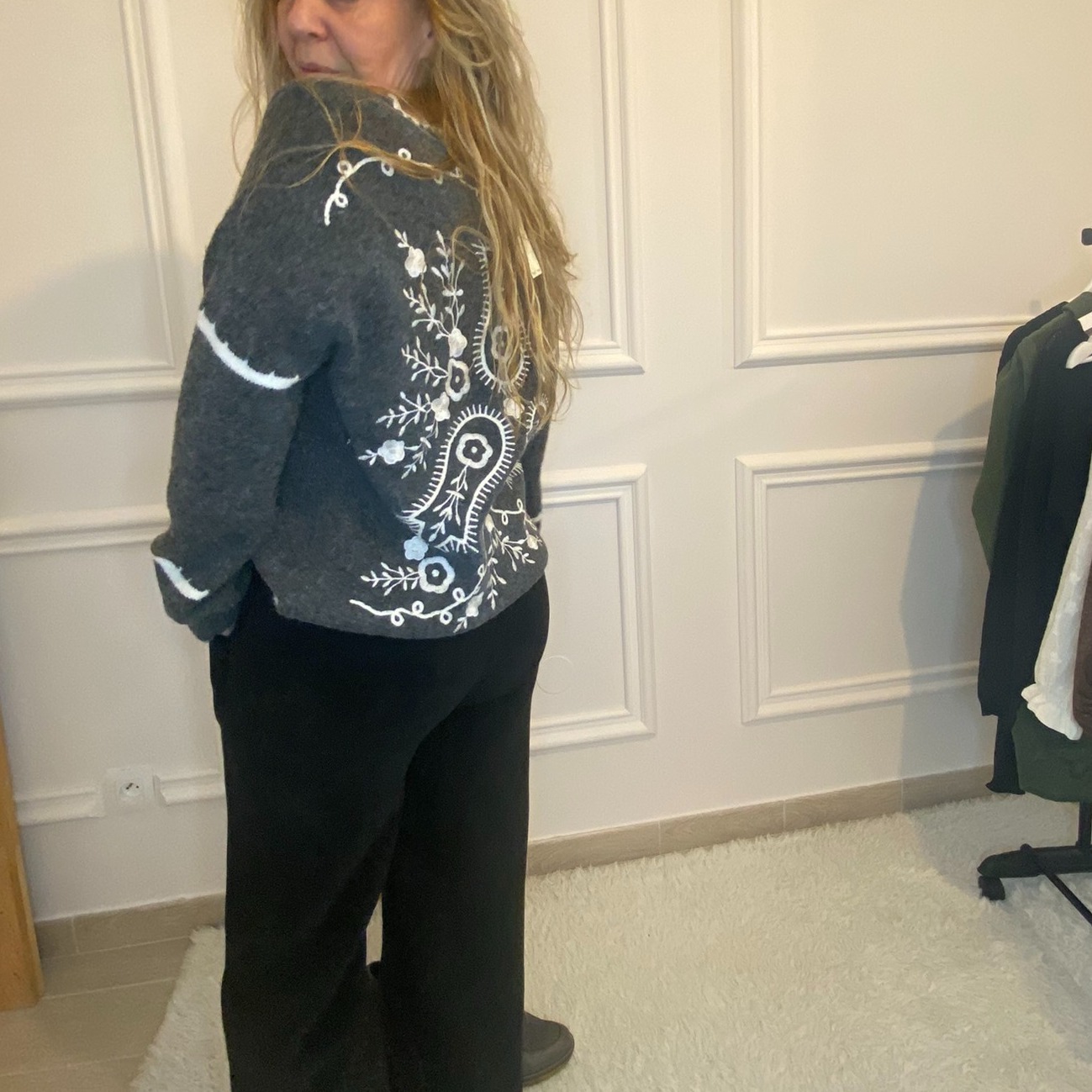 PULL PEACE NLOVE GRIS BRODERIE FLEURS DOS GRIS ECRU (1)