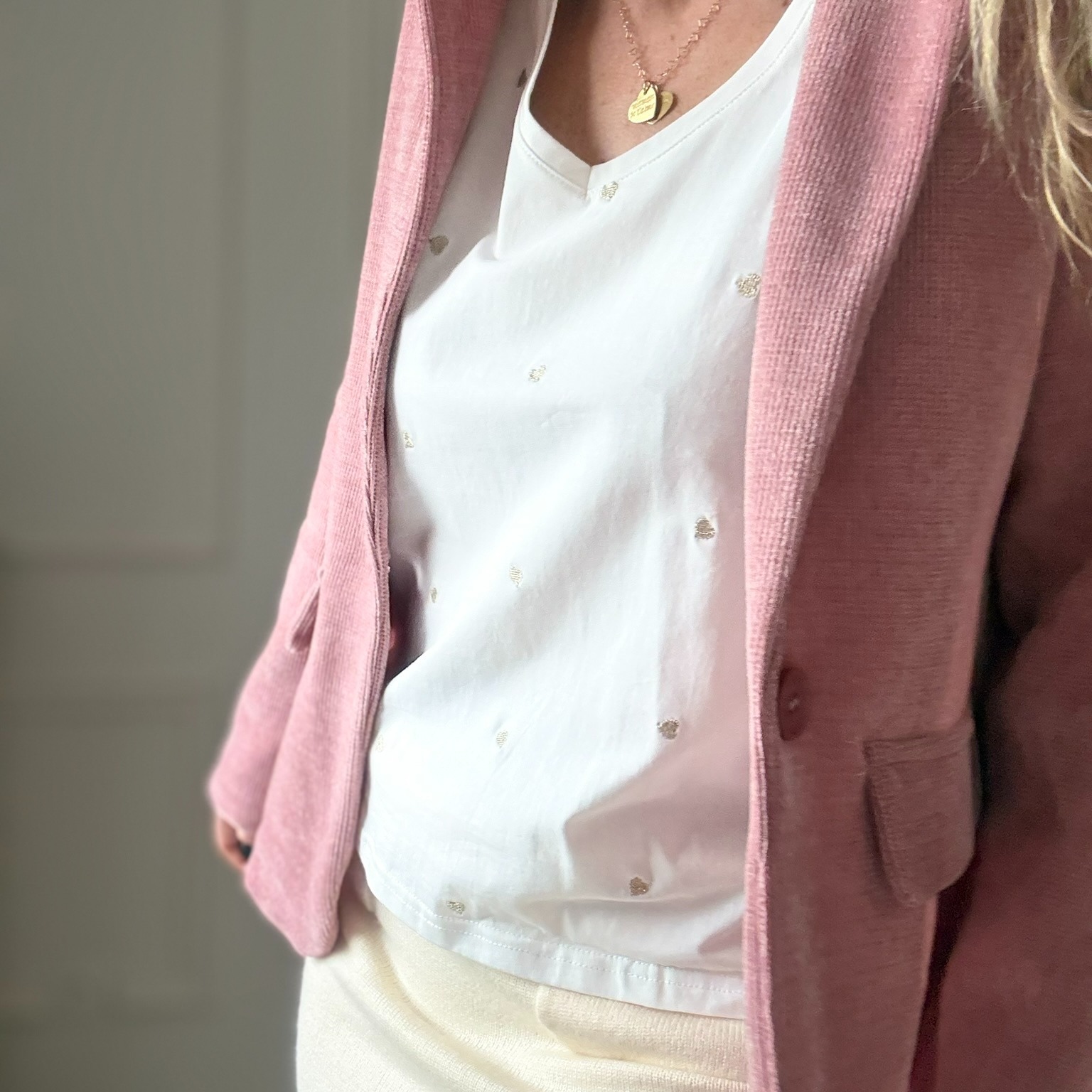 EMMA ELLA PARIS PETIT CŒUR - Tee Shirt blanc avec broderie doré cœurs (2)
