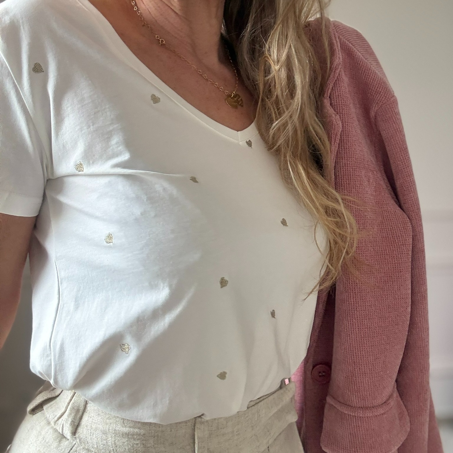 EMMA ELLA PARIS PETIT CŒUR - Tee Shirt blanc avec broderie doré cœurs (1)