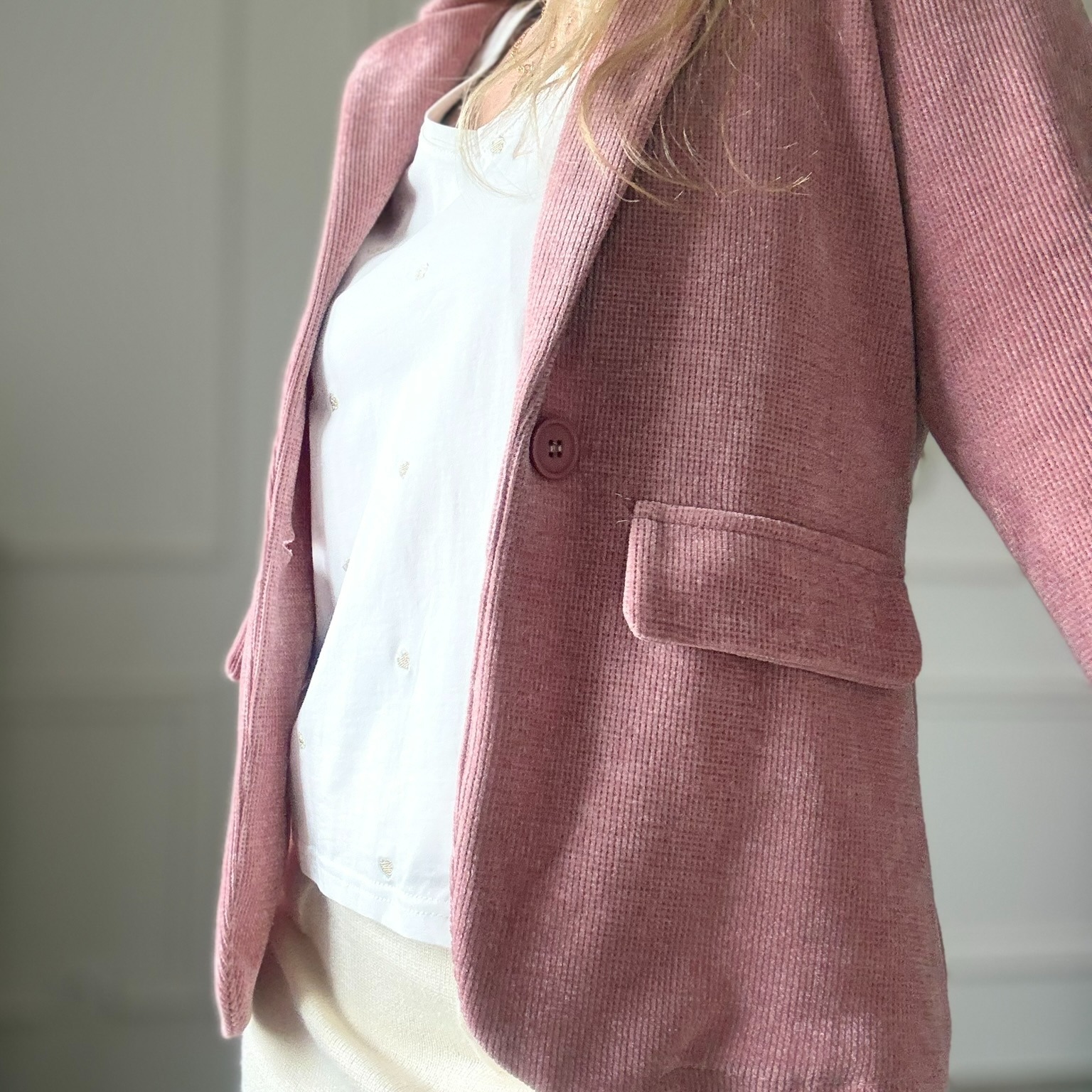 EMMA ELLA PARIS PETIT CŒUR - Tee Shirt blanc avec broderie doré cœurs (4)