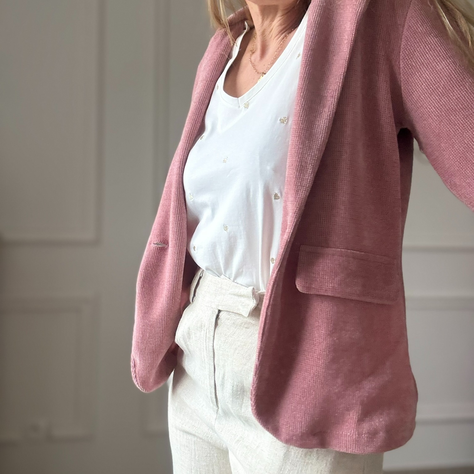 EMMA ELLA PARIS PETIT CŒUR - Tee Shirt blanc avec broderie doré cœurs (6)