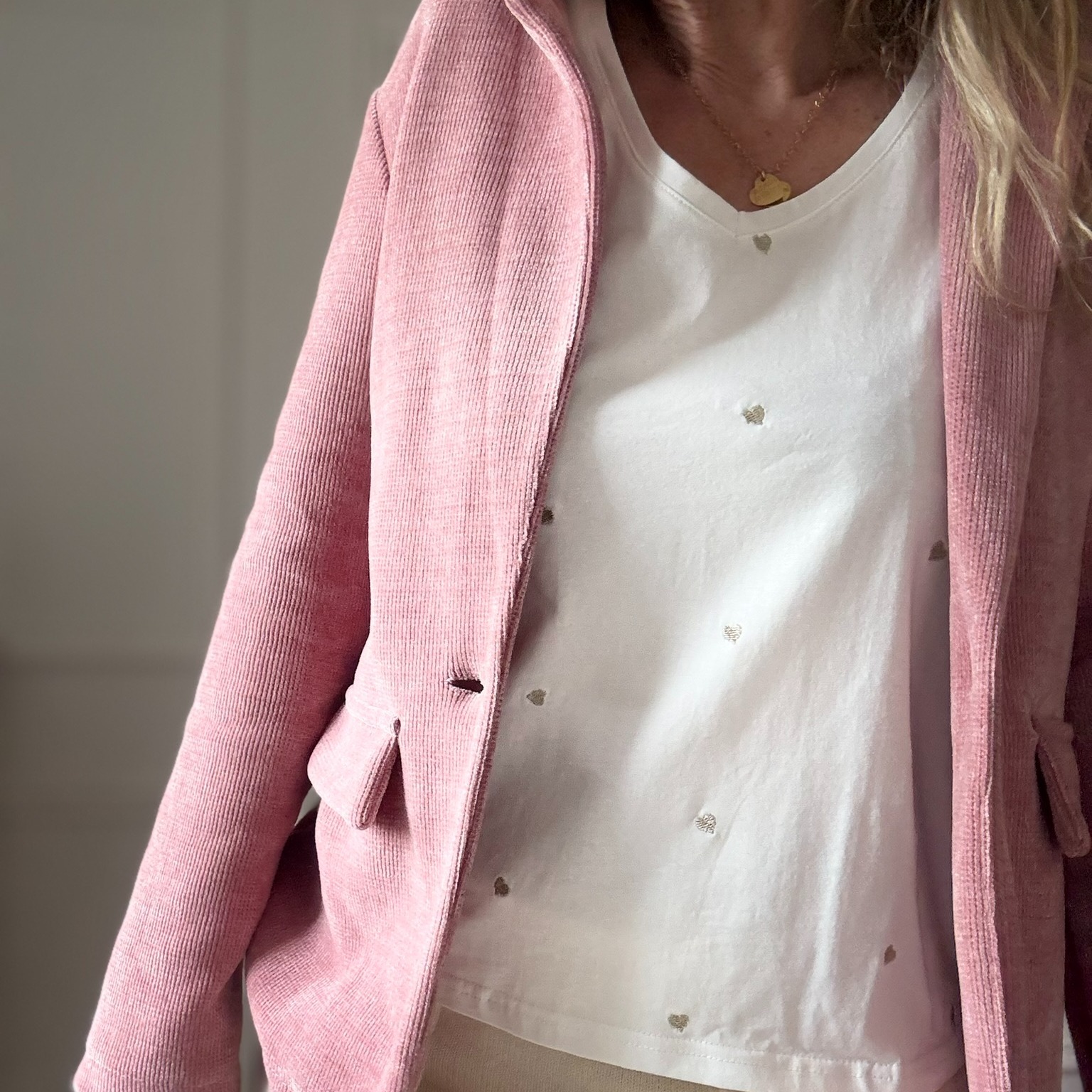 EMMA ELLA PARIS PETIT CŒUR - Tee Shirt blanc avec broderie doré cœurs (3)