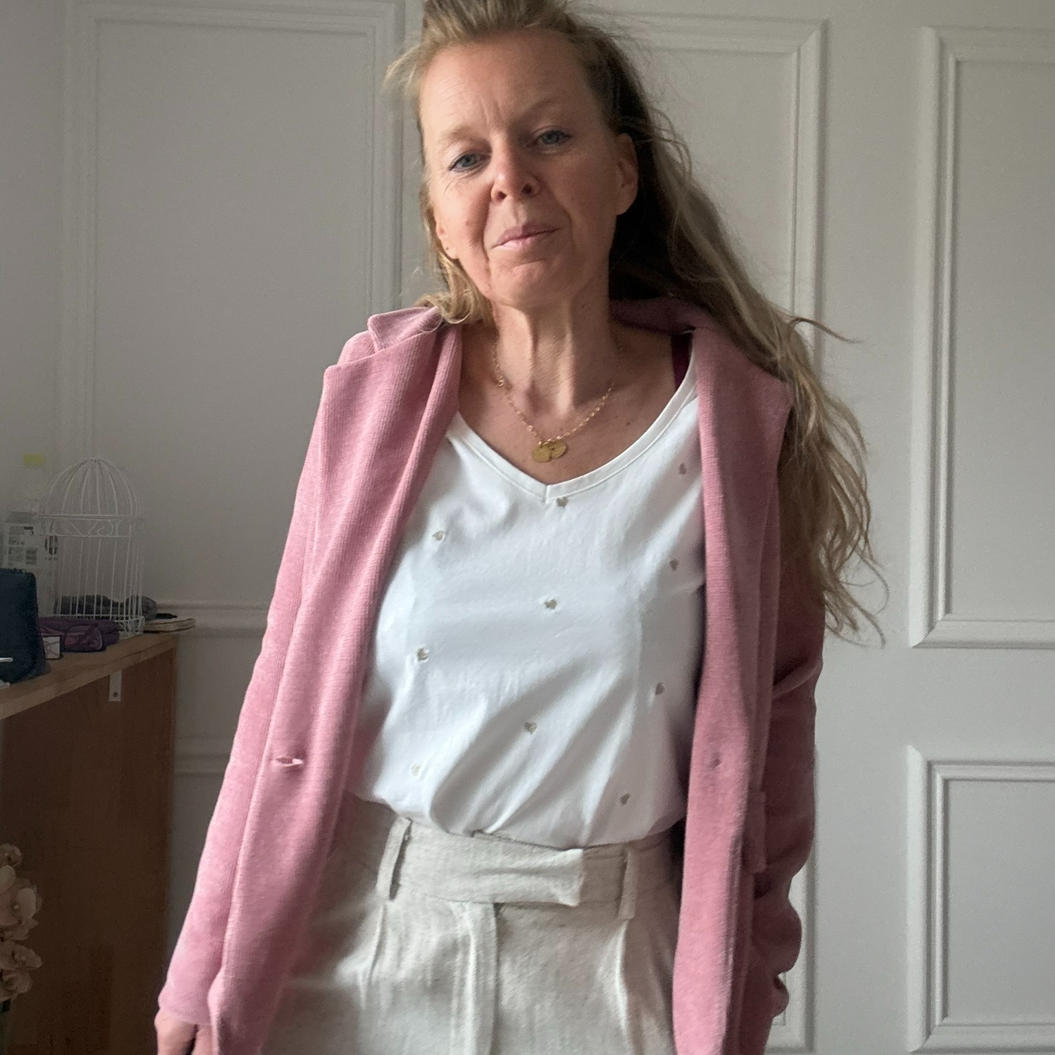 EMMA ELLA PARIS PETIT CŒUR - Tee Shirt blanc avec broderie doré cœurs (13)