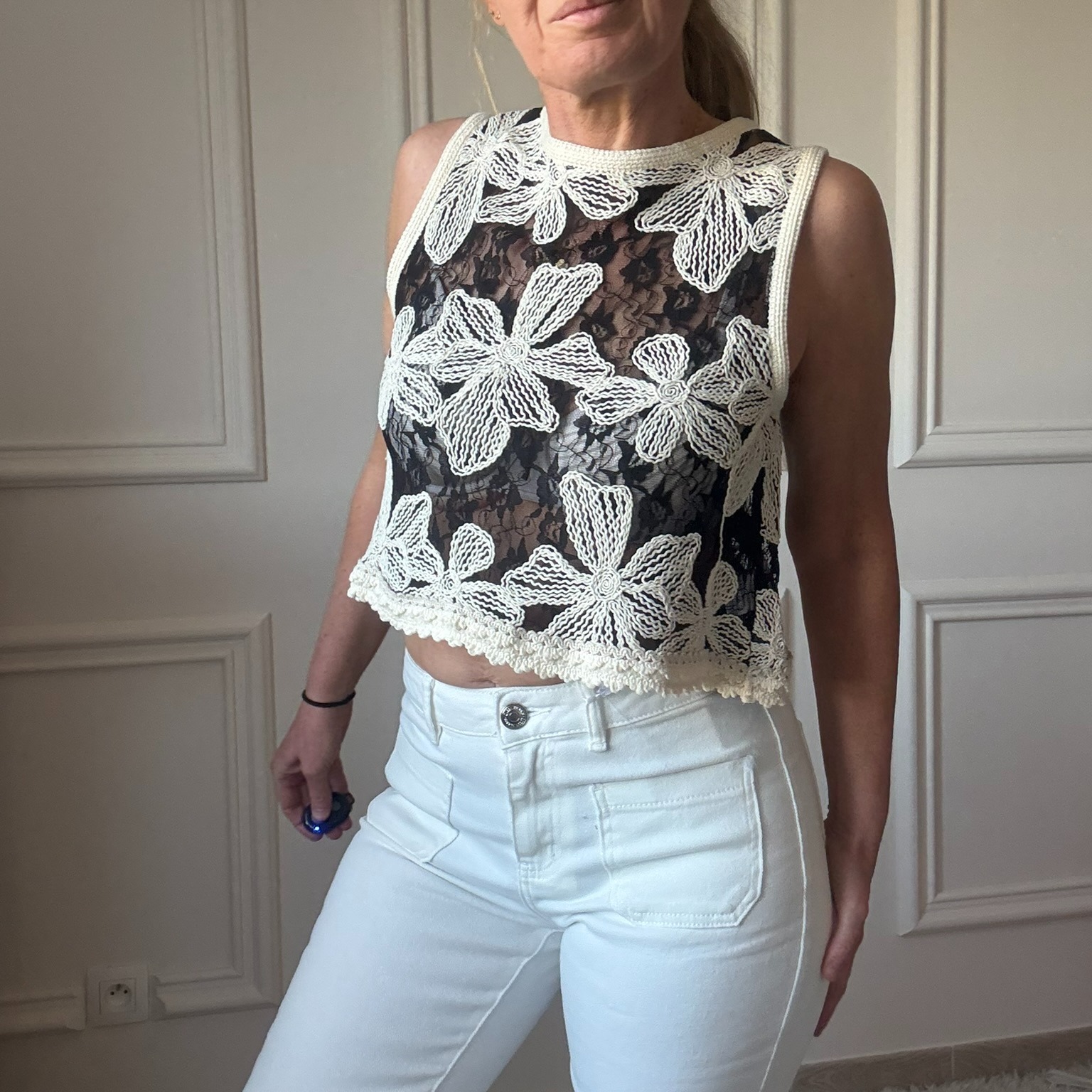 PEACENLOVE - MISHA TOP CROCHET NOIR ECRU DENTELLE (1)