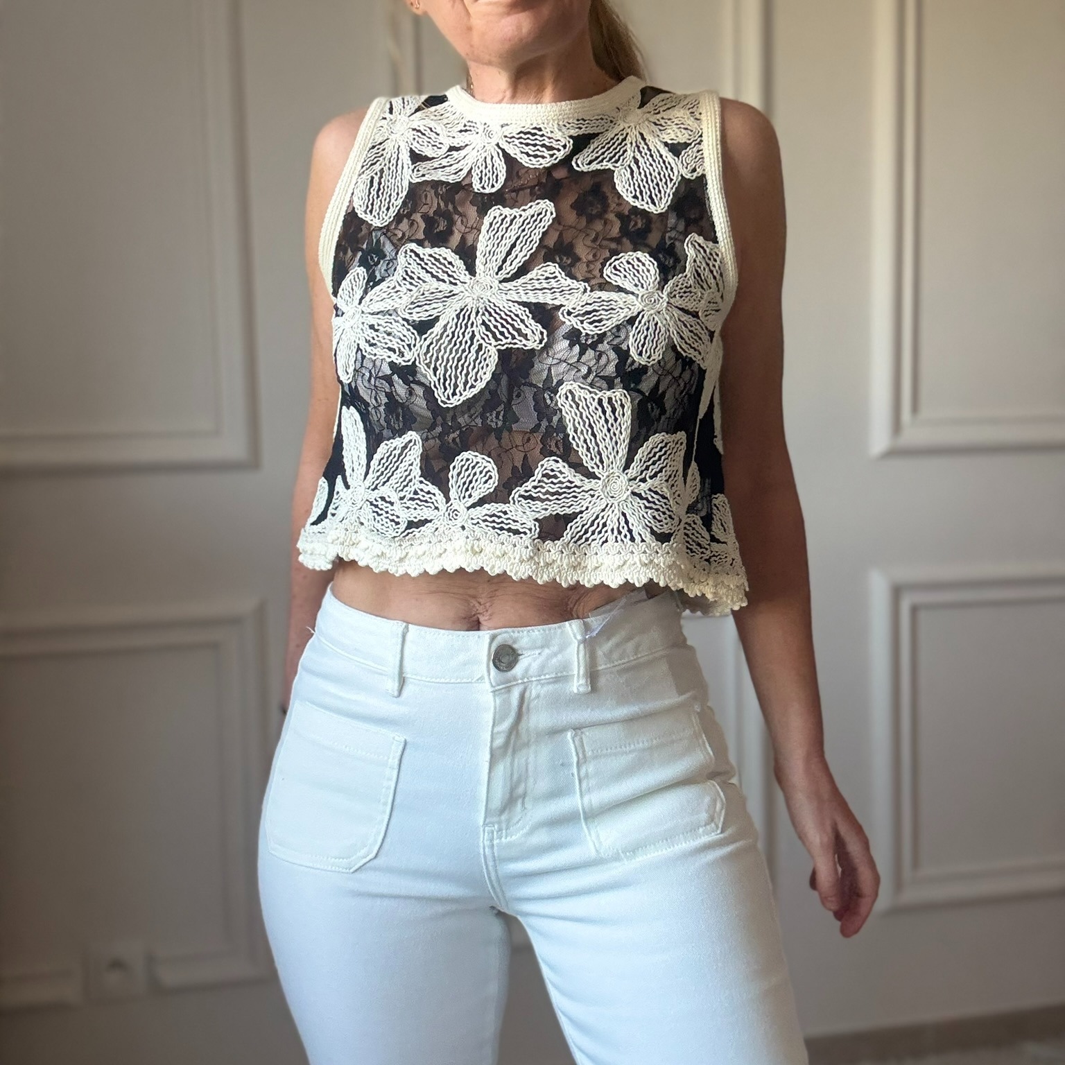 PEACENLOVE - MISHA TOP CROCHET NOIR ECRU DENTELLE (8)