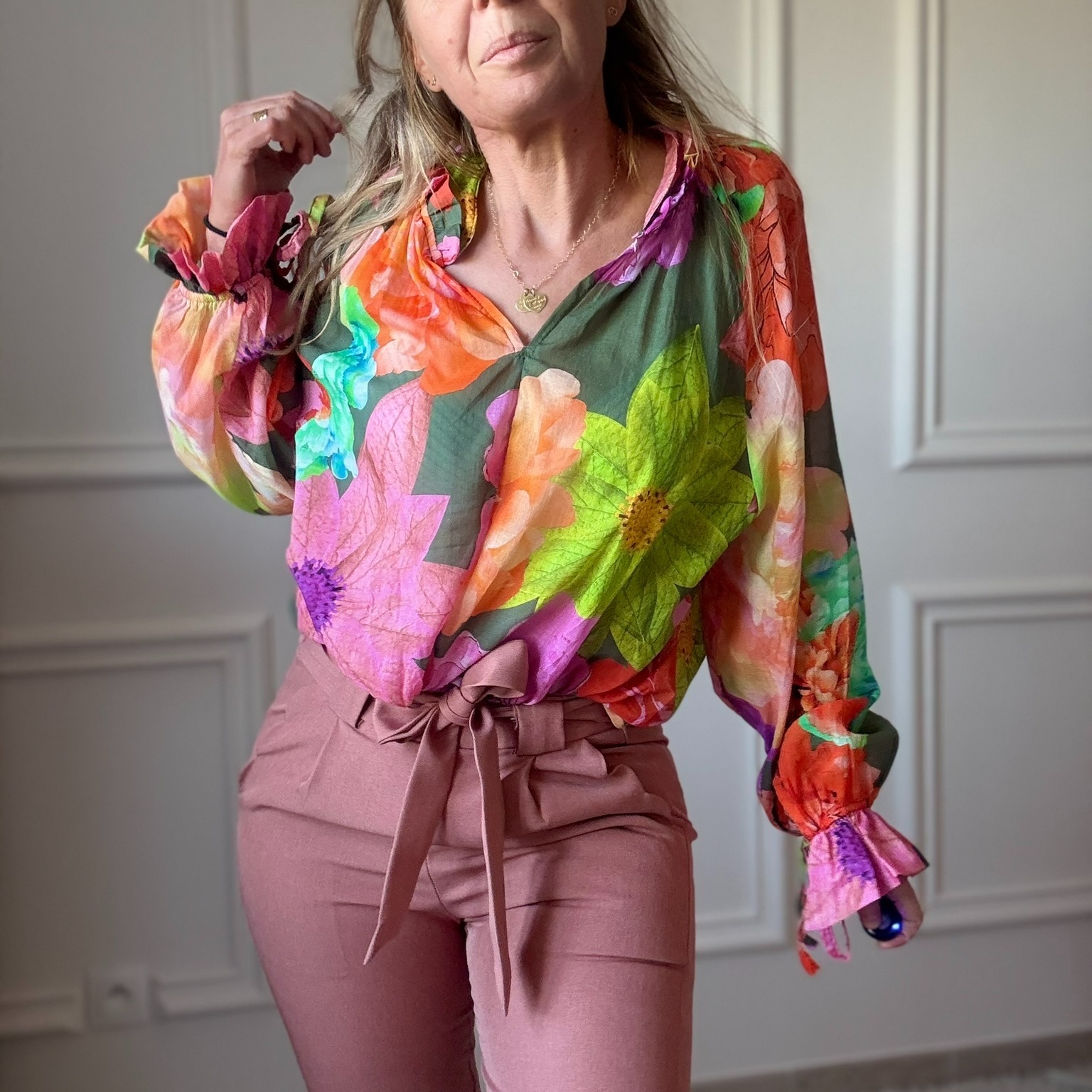 10 BLOUSE EN VOILE DE COTON NOELINE GROSSES FLEURS KAKI (7)