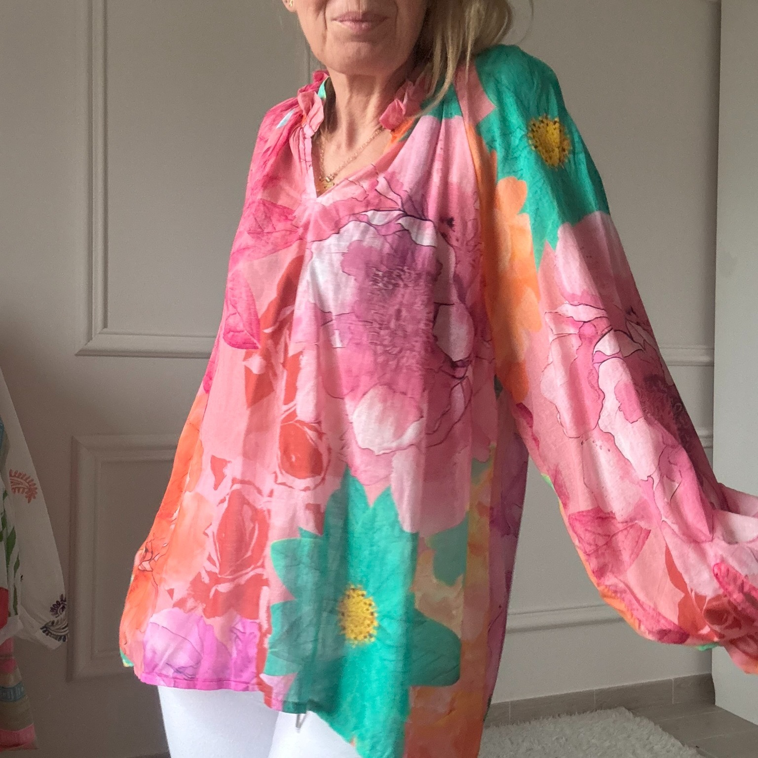10 BLOUSE EN VOILE DE COTON NOELINE GROSSES FLEURS ROSES (3)